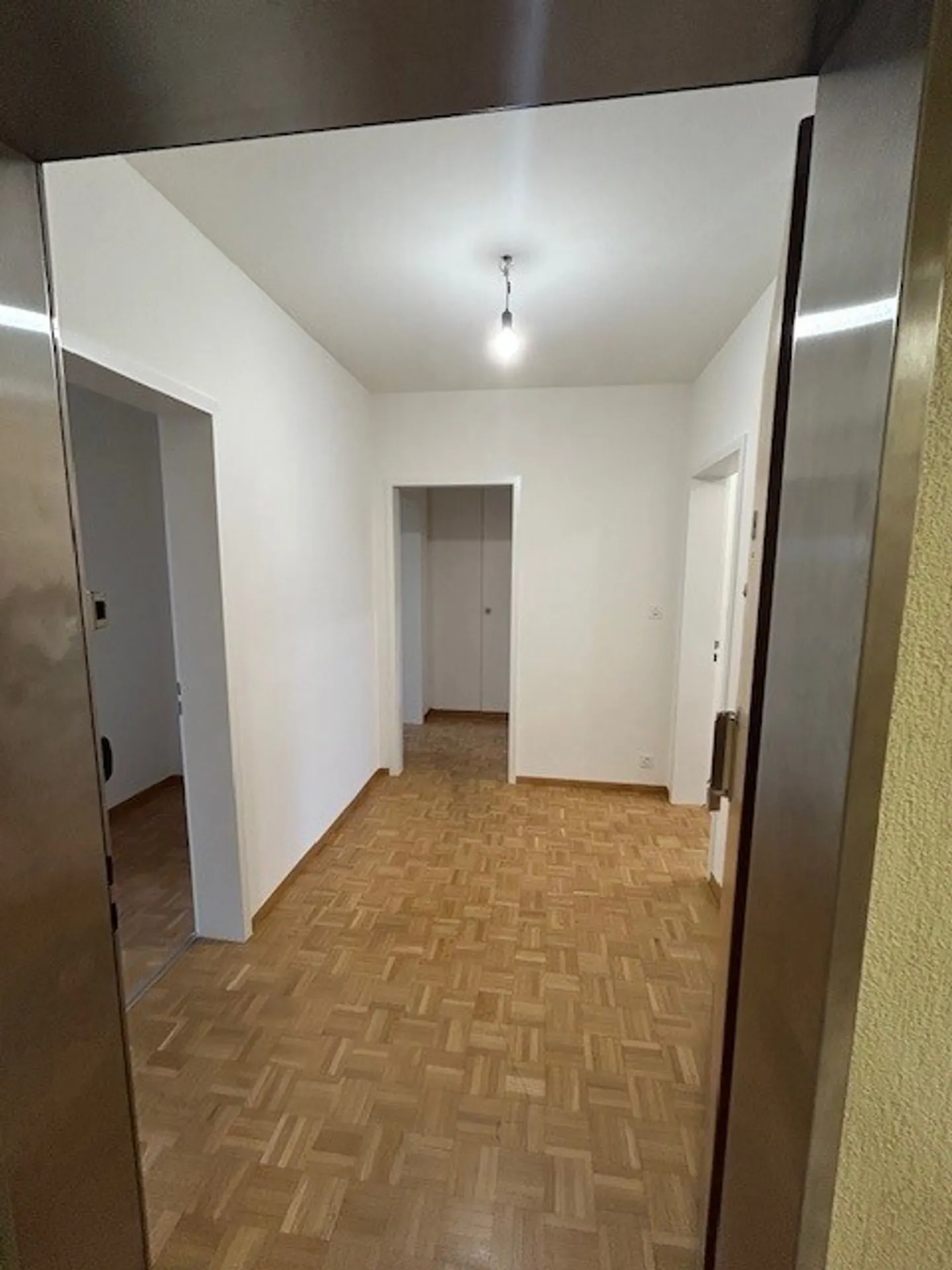 BOUCHET 8 - Large 4-room apartment on the 7th floor - Photo 2 of 9
