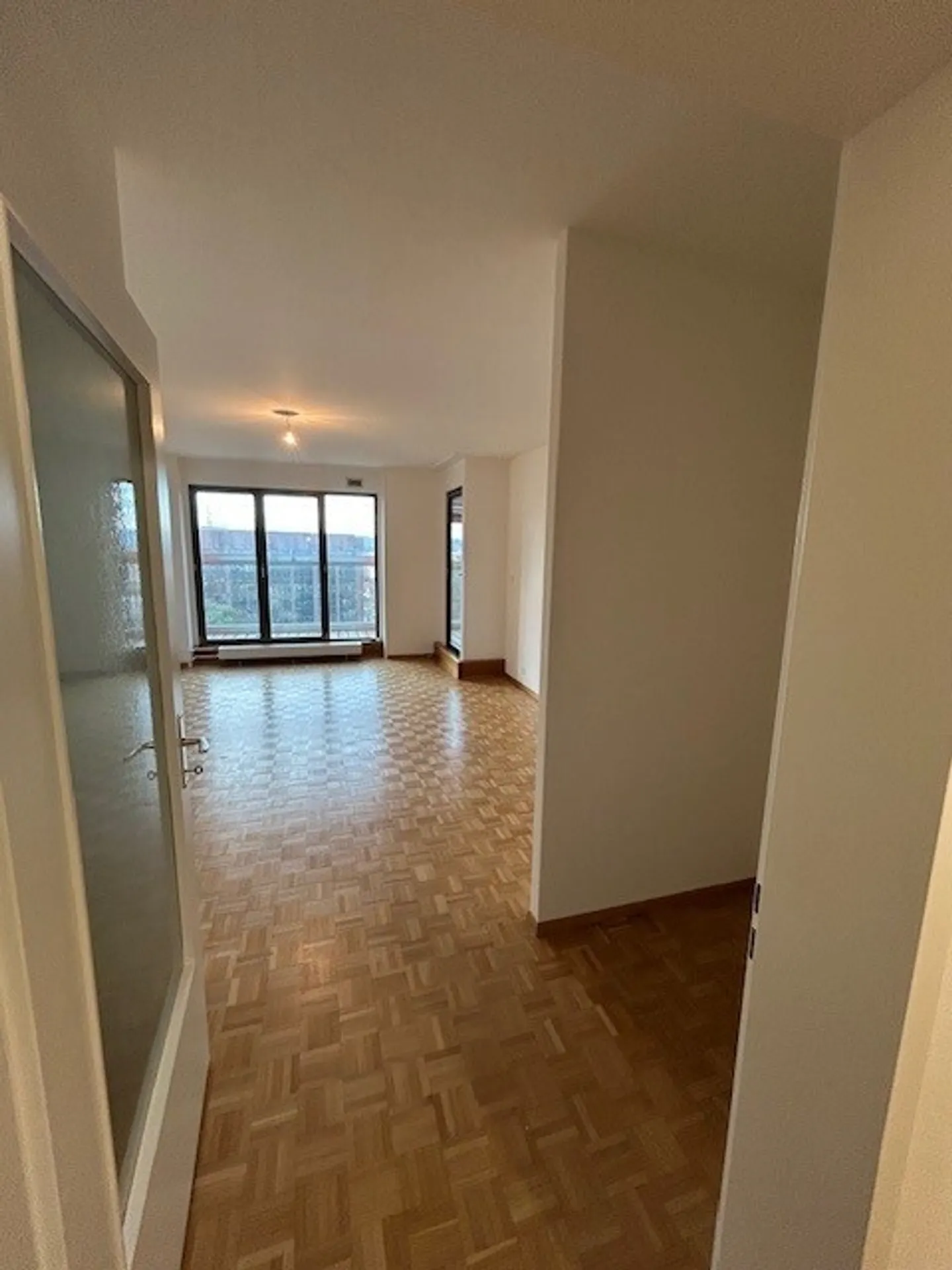 BOUCHET 8 - Large 4-room apartment on the 7th floor - Photo 3 of 9