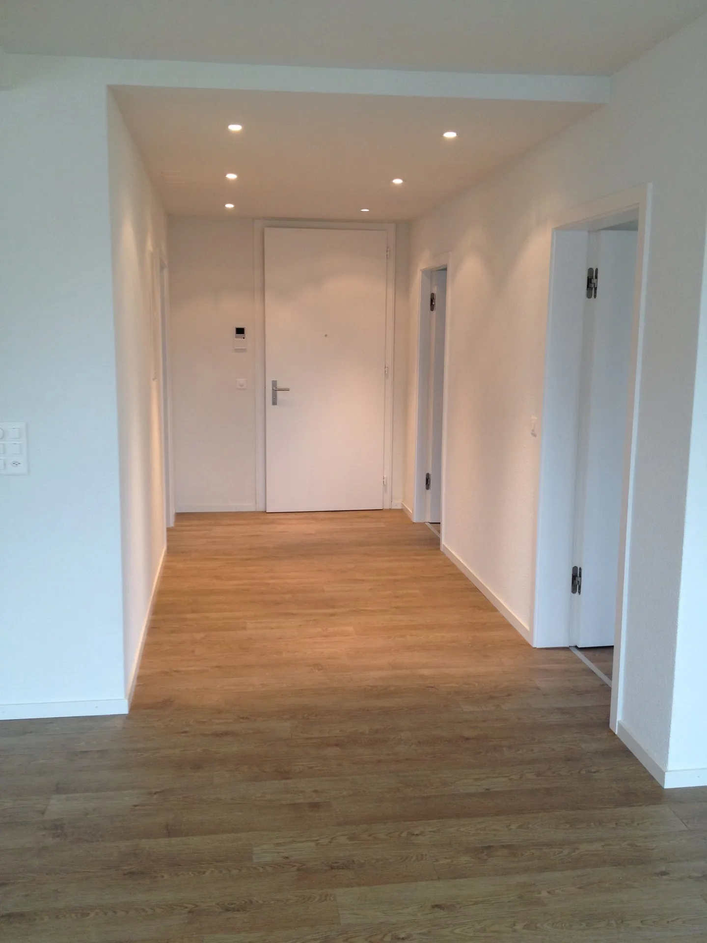 Appartement spacieux en ville avec belle finition et tour de lavage - Photo 4 sur 9