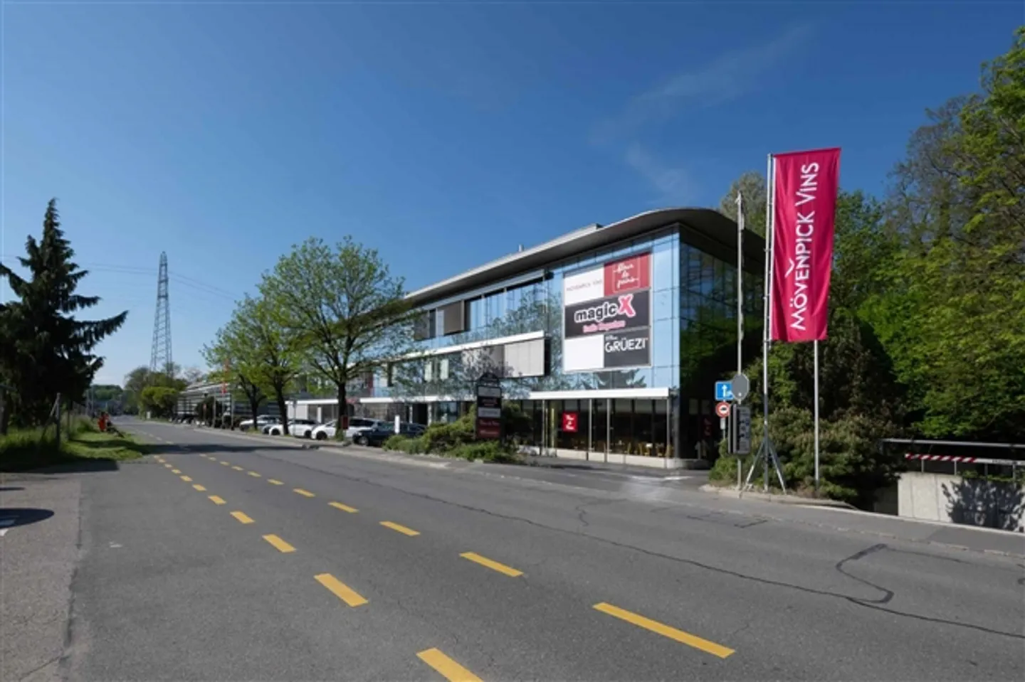 Commercial premises of 290 m2 in an ideal location in Crissier - Photo 1 of 4