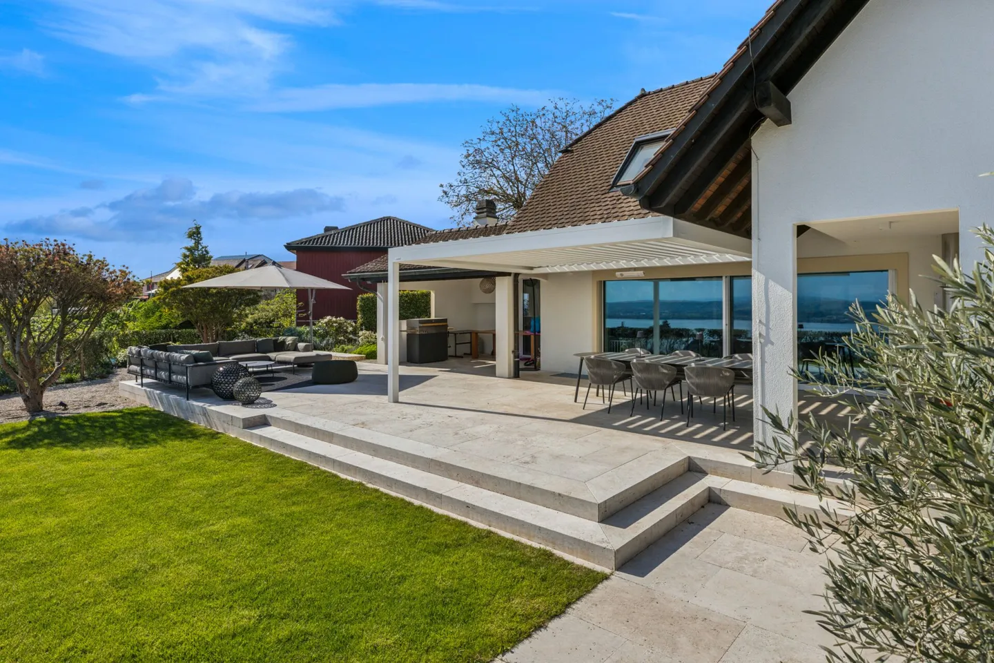 Elegante Traumvilla mit privater Poolanlage und Alpenpanorama am Murtensee - Foto 3 von 14