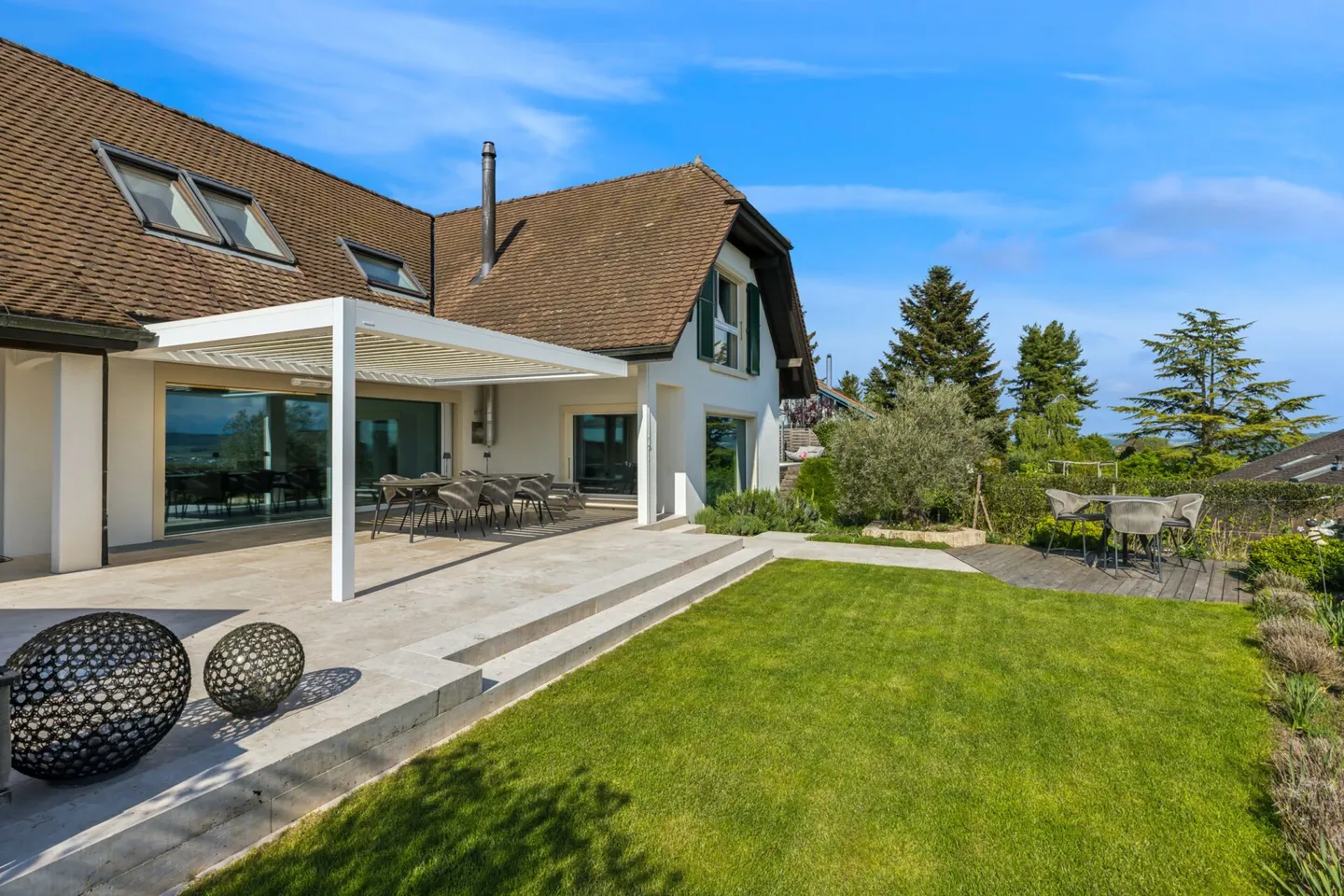Elegante Traumvilla mit privater Poolanlage und Alpenpanorama am Murtensee - Foto 4 von 14