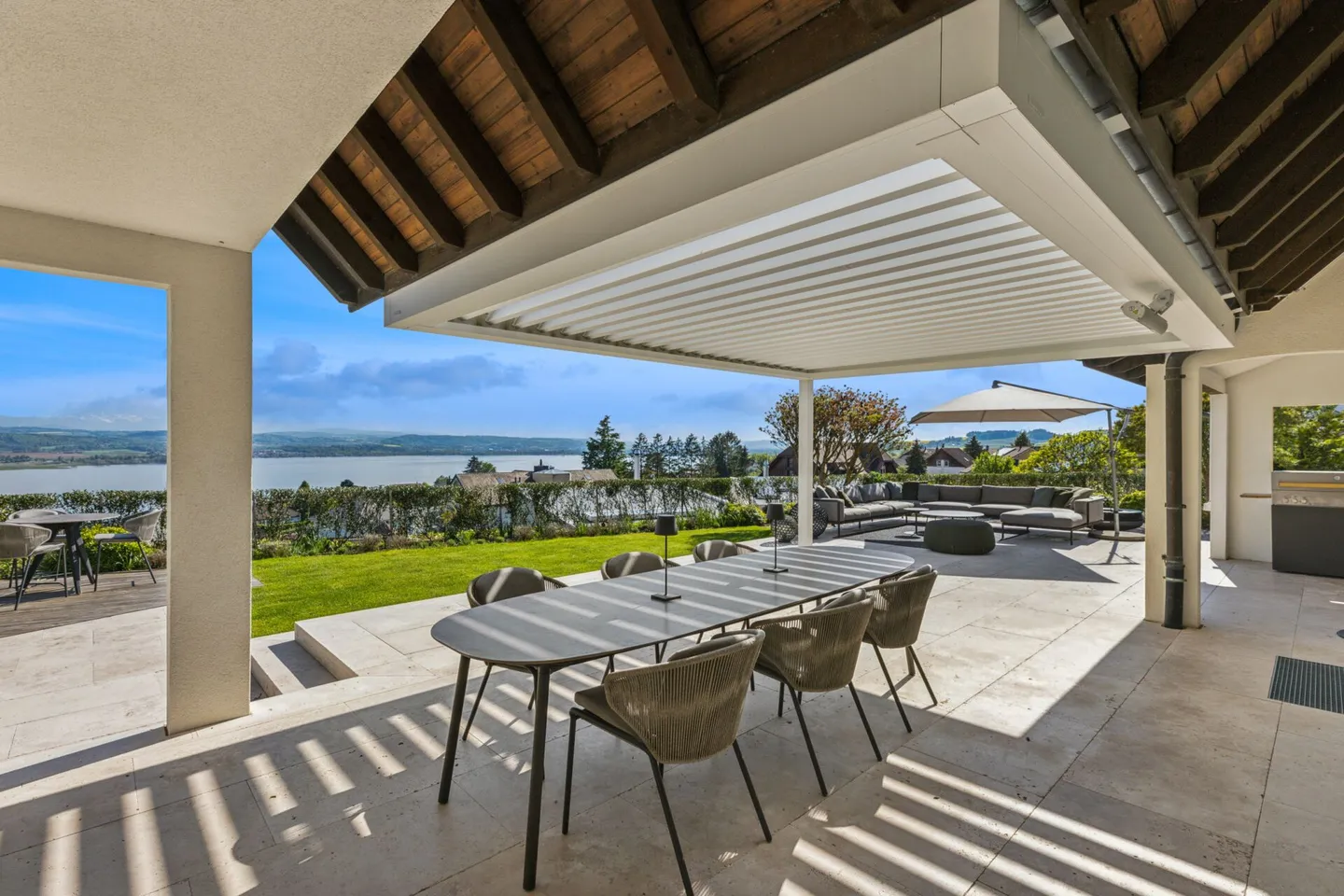 Elegante Traumvilla mit privater Poolanlage und Alpenpanorama am Murtensee - Foto 11 von 14