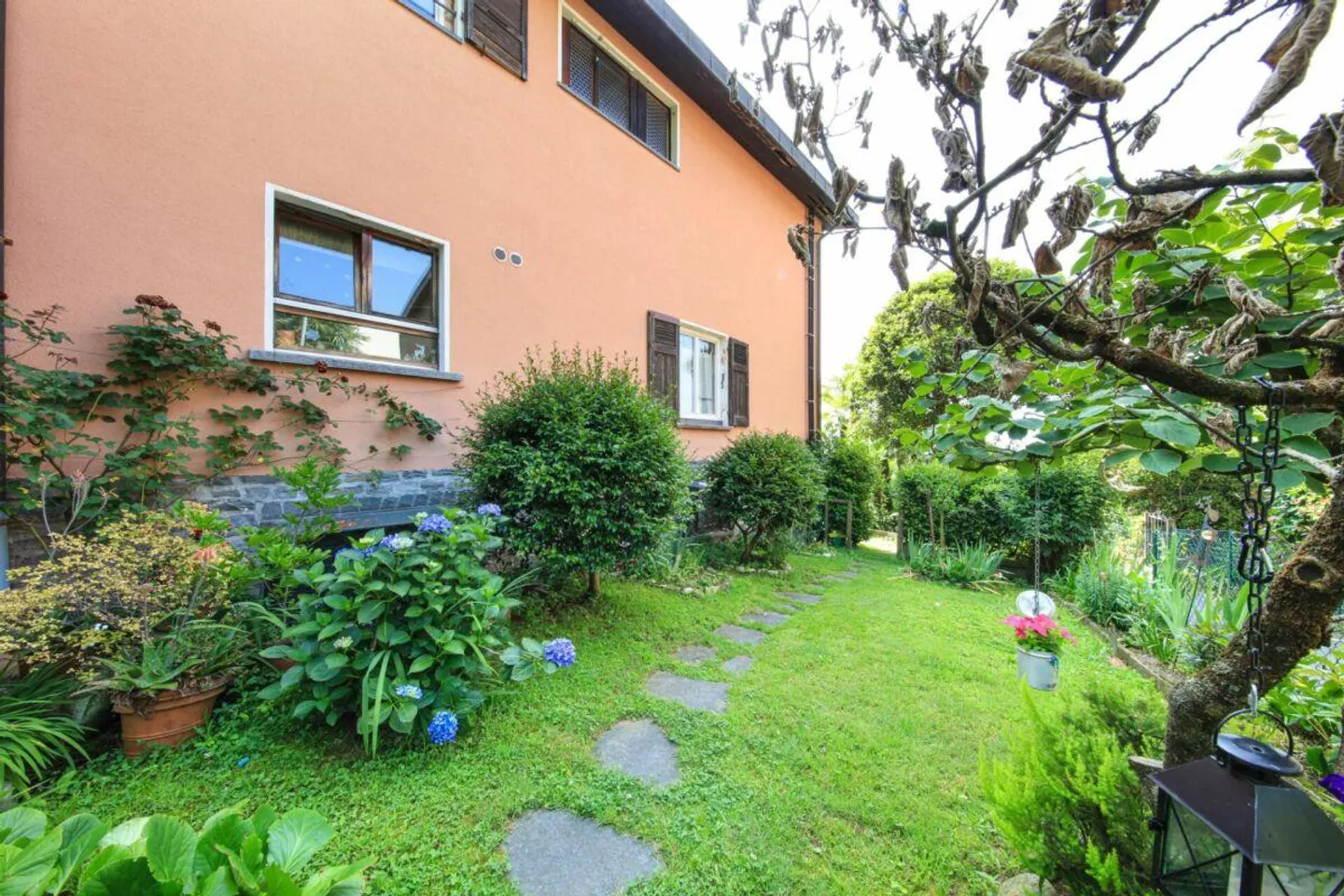 MINUSIO - Villa spacieuse avec piscine dans un excellent emplacement - Photo 26 sur 30