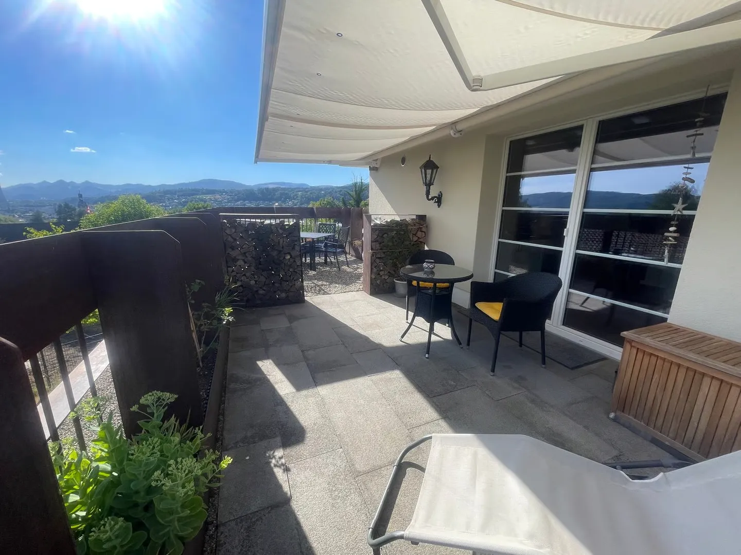 Exclusive corner house part over three floors with gallery, garden and sunny terrace - Photo 1 of 11
