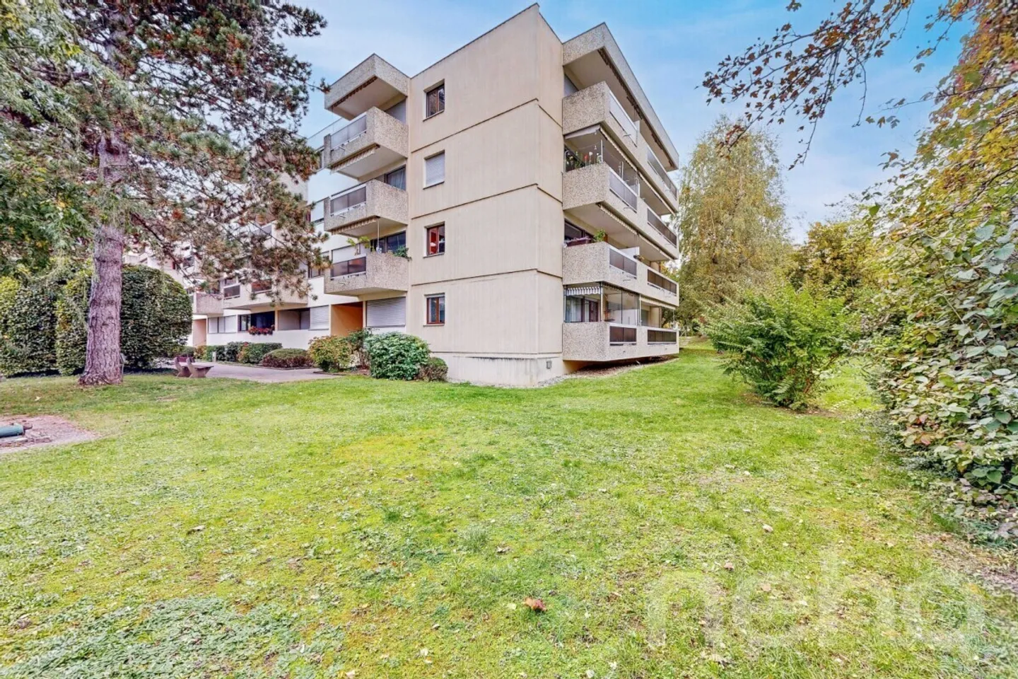 Appartement rénové et continu, idéalement situé - Photo 9 sur 9
