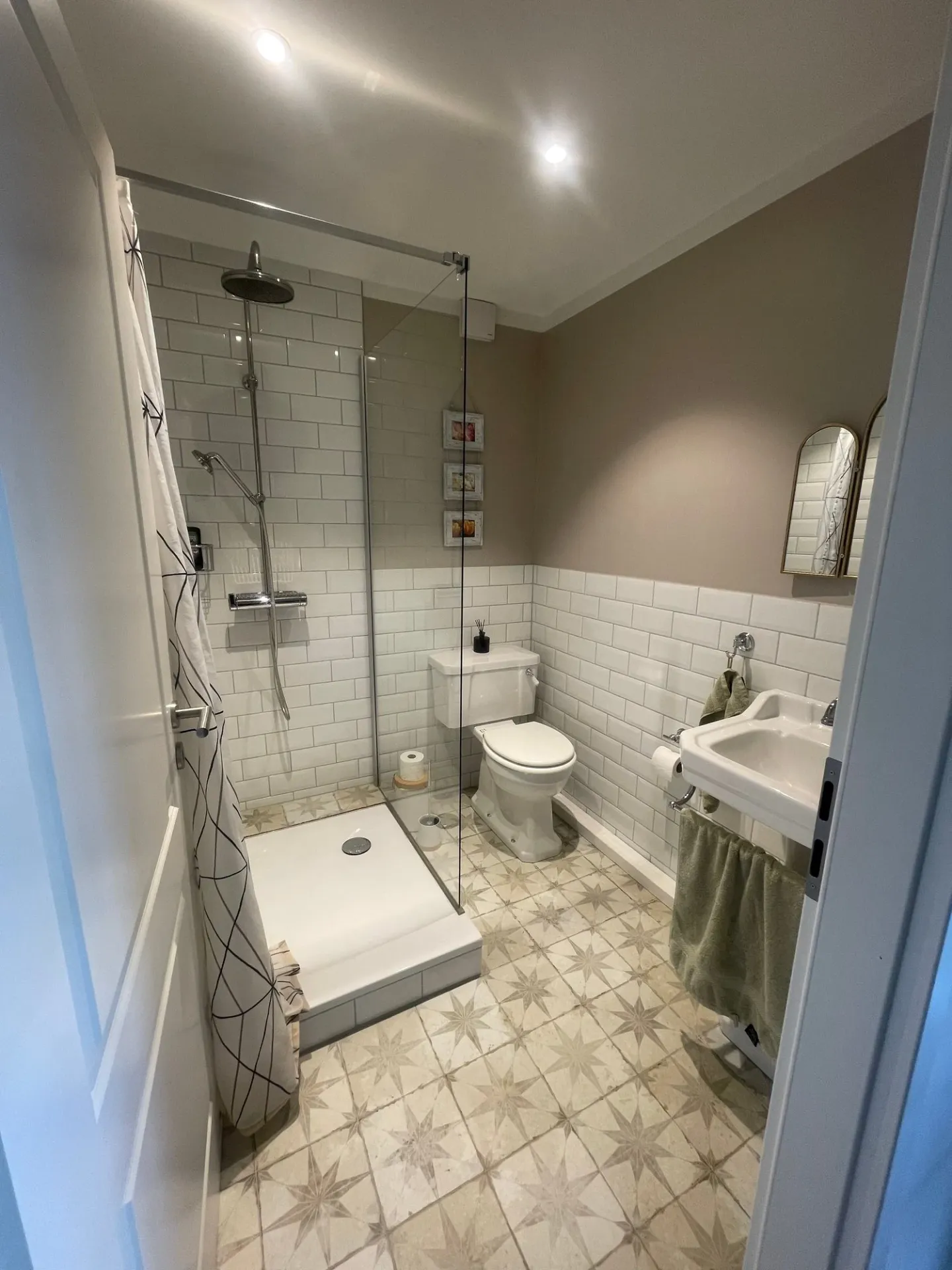 Exclusive corner house part over three floors with gallery, garden and sunny terrace - Photo 4 of 11