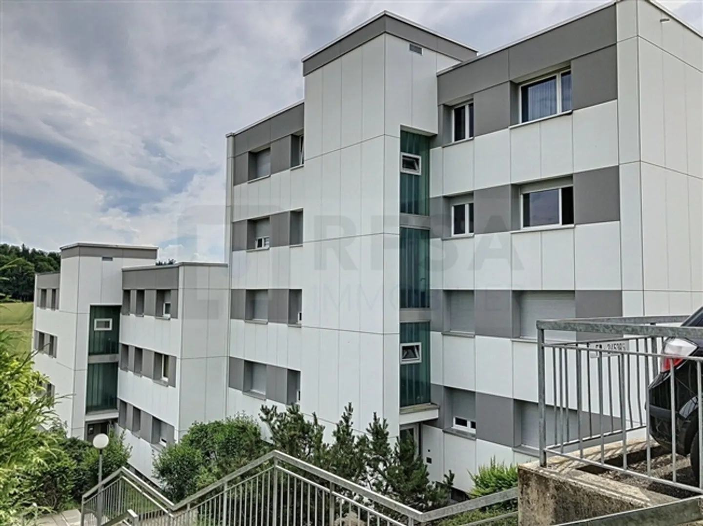 Ampio appartamento di 4,5 stanze vicino ai centri di trasporto e di shopping - Foto 2 di 2