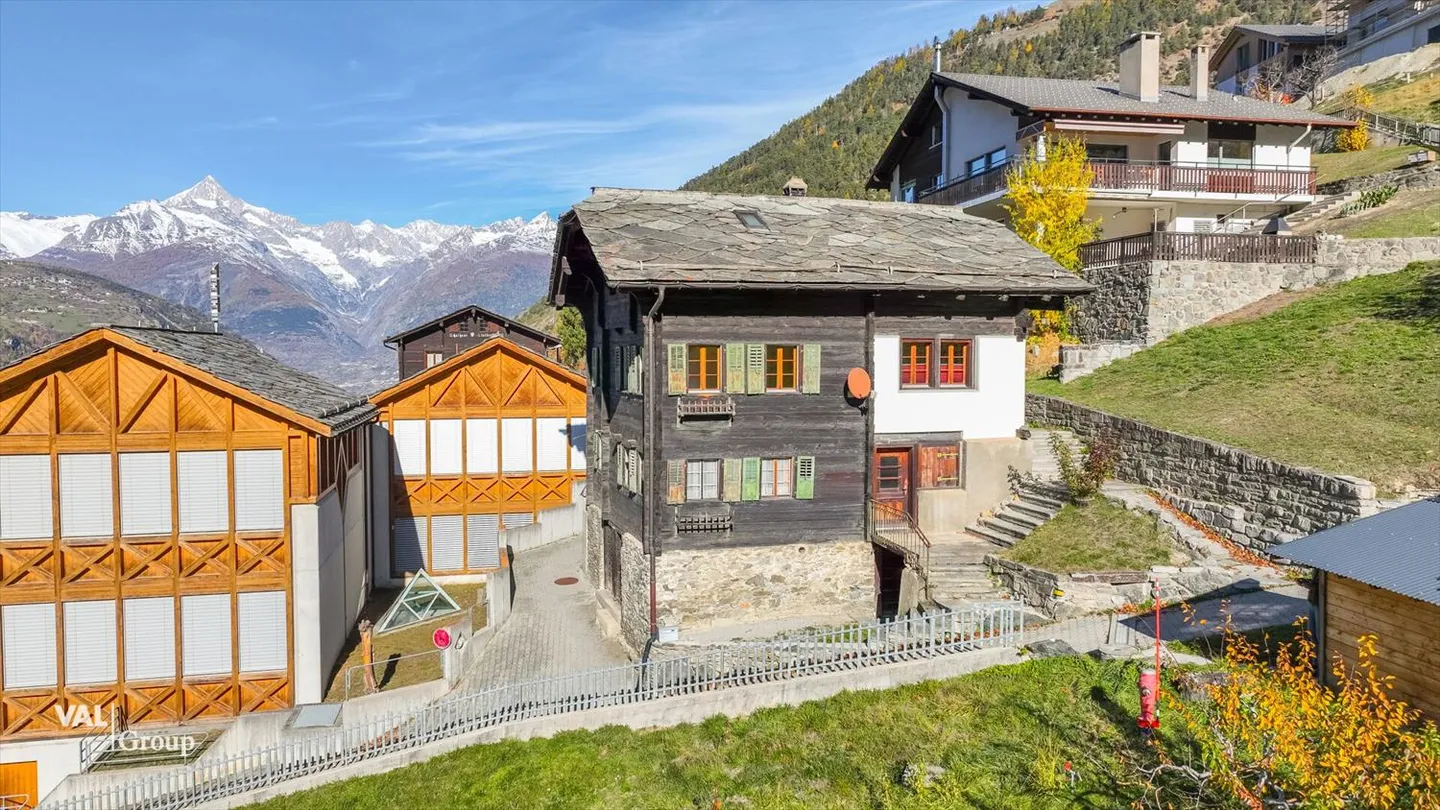 Charming 5.5-room apartment with garden and breathtaking mountain view in Staldenried - Photo 1 of 13