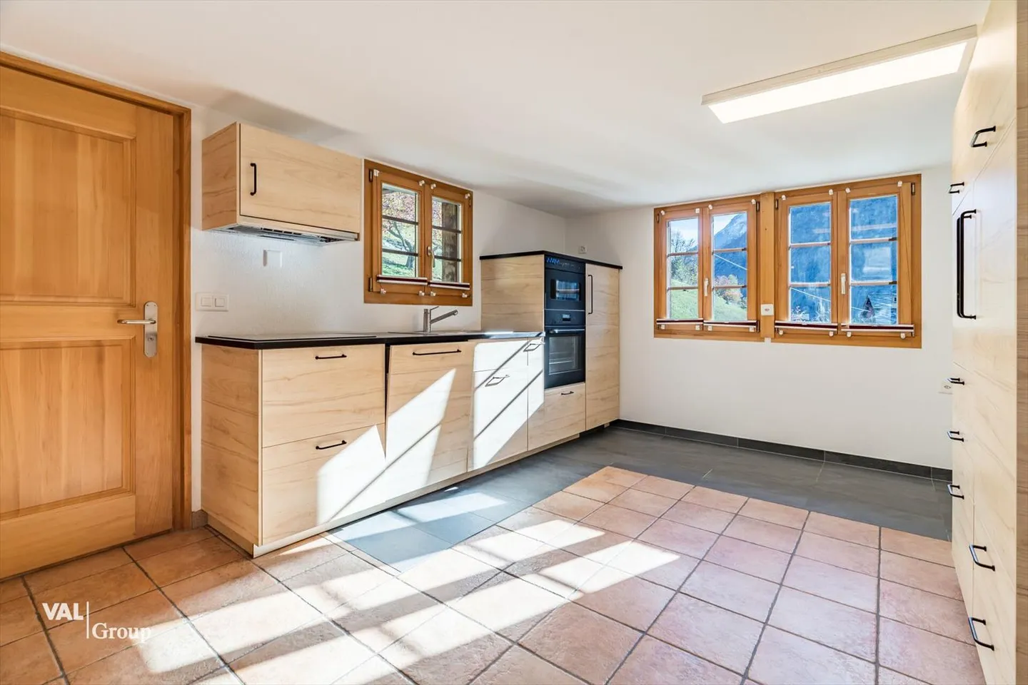 Charming 5.5-room apartment with garden and breathtaking mountain view in Staldenried - Photo 3 of 13