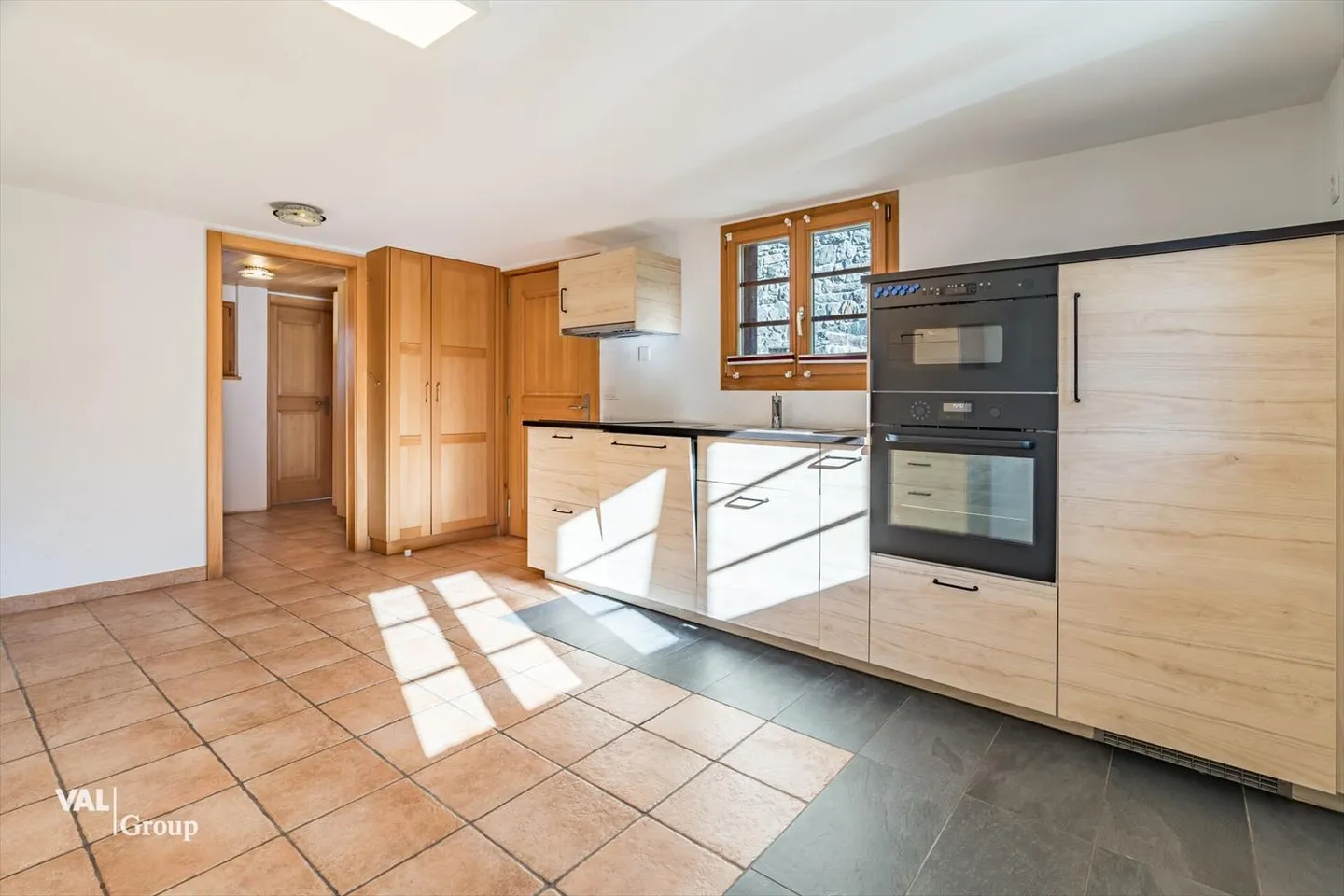 Charming 5.5-room apartment with garden and breathtaking mountain view in Staldenried - Photo 4 of 13