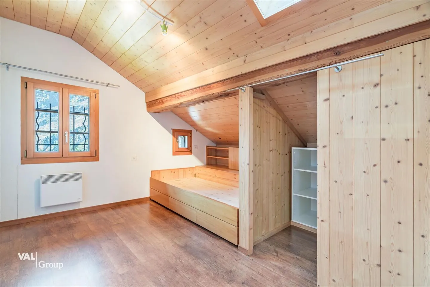 Charming 5.5-room apartment with garden and breathtaking mountain view in Staldenried - Photo 9 of 13