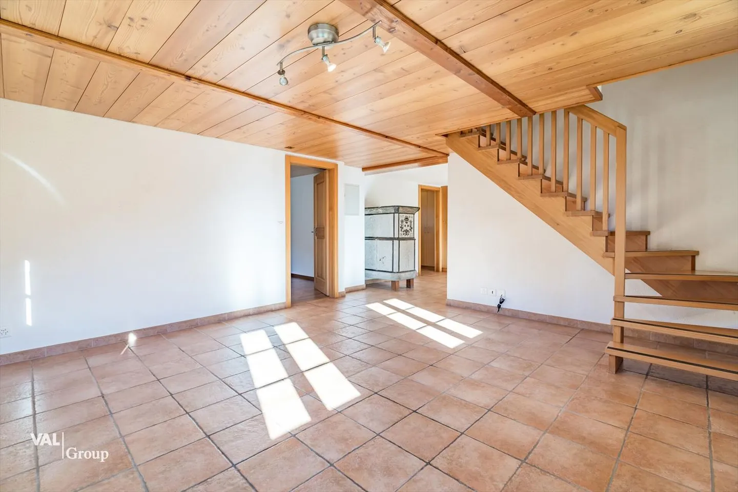 Charming 5.5-room apartment with garden and breathtaking mountain view in Staldenried - Photo 6 of 13