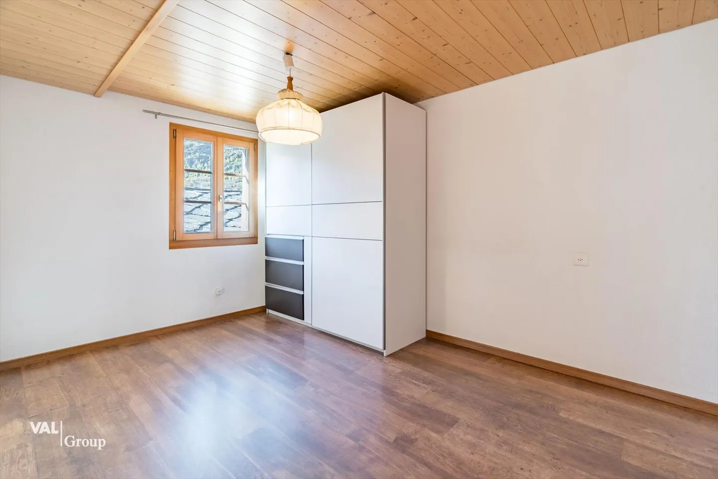 Charming 5.5-room apartment with garden and breathtaking mountain view in Staldenried - Photo 7 of 13