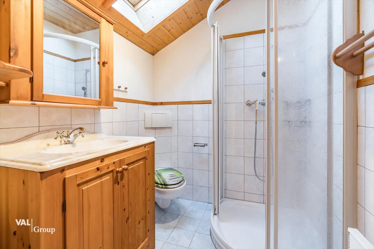 Charming 5.5-room apartment with garden and breathtaking mountain view in Staldenried - Photo 12 of 13