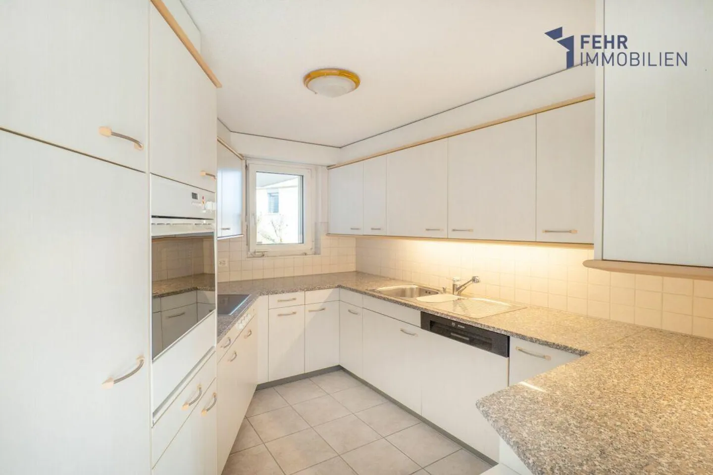 Fehr Real Estate - 4½-Room Terrace Apartment with Alpine View - Photo 8 of 13