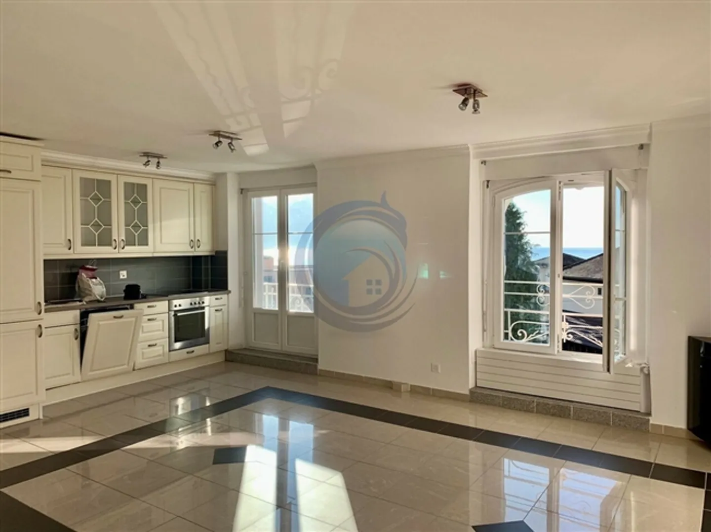 Charming 4.5-Room Apartment with Wonderful Lake View - Photo 2 of 5