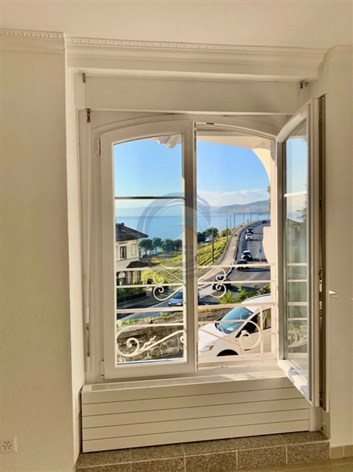 Charming 4.5-Room Apartment with Wonderful Lake View - Photo 3 of 5