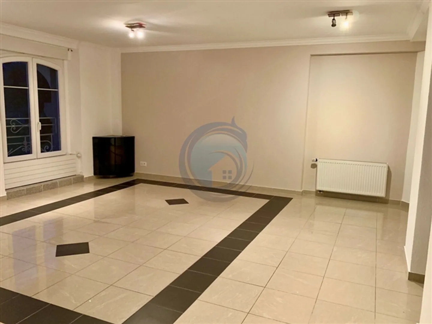 Charming 4.5-Room Apartment with Wonderful Lake View - Photo 4 of 5