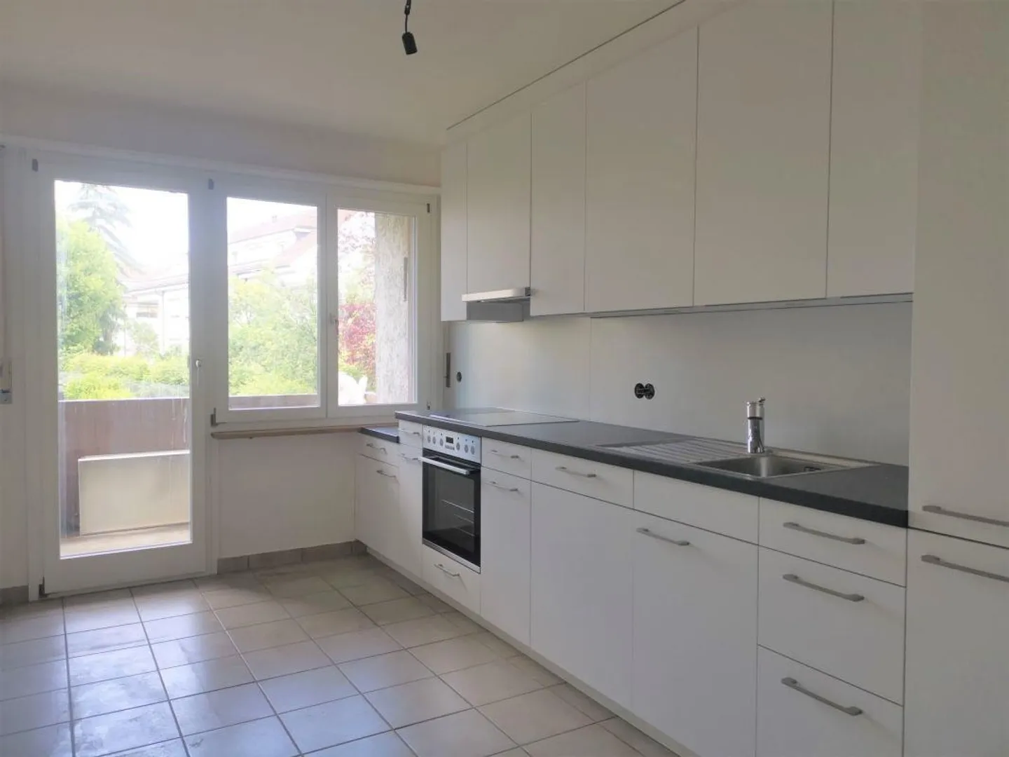 Charming 3-room apartment in a quiet location - Photo 2 of 4