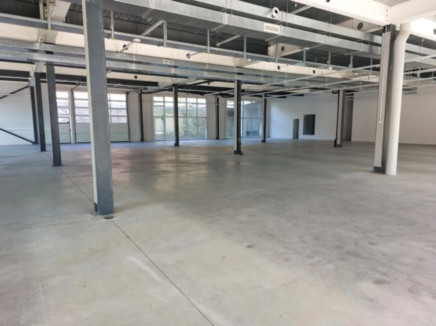 Warehouse 1176m2 + Office 560m2 - Access for Trucks/Delivery Vans - Near the Highway - Photo 1 of 8