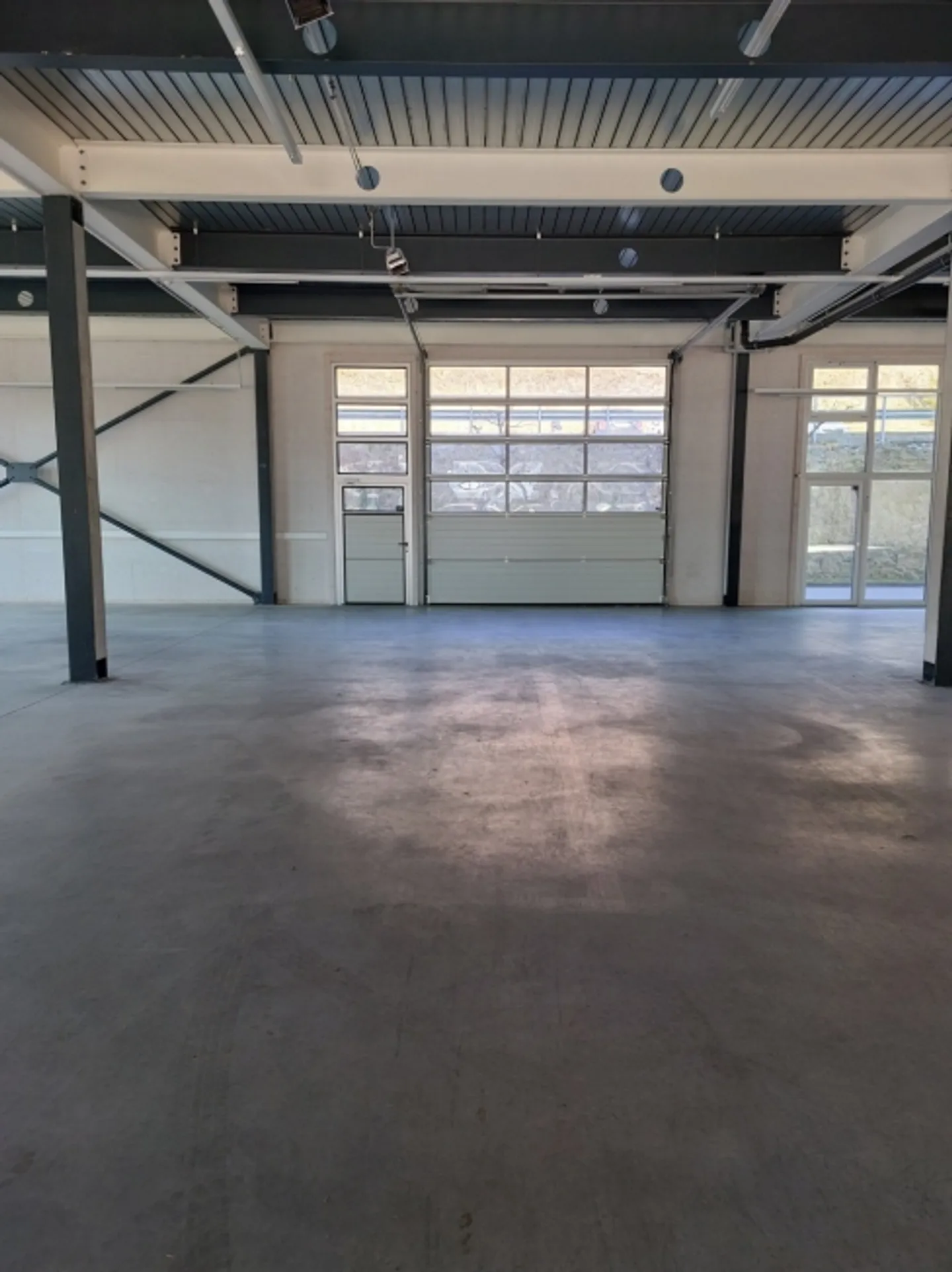 Warehouse 1176m2 + Office 560m2 - Access for Trucks/Delivery Vans - Near the Highway - Photo 3 of 8