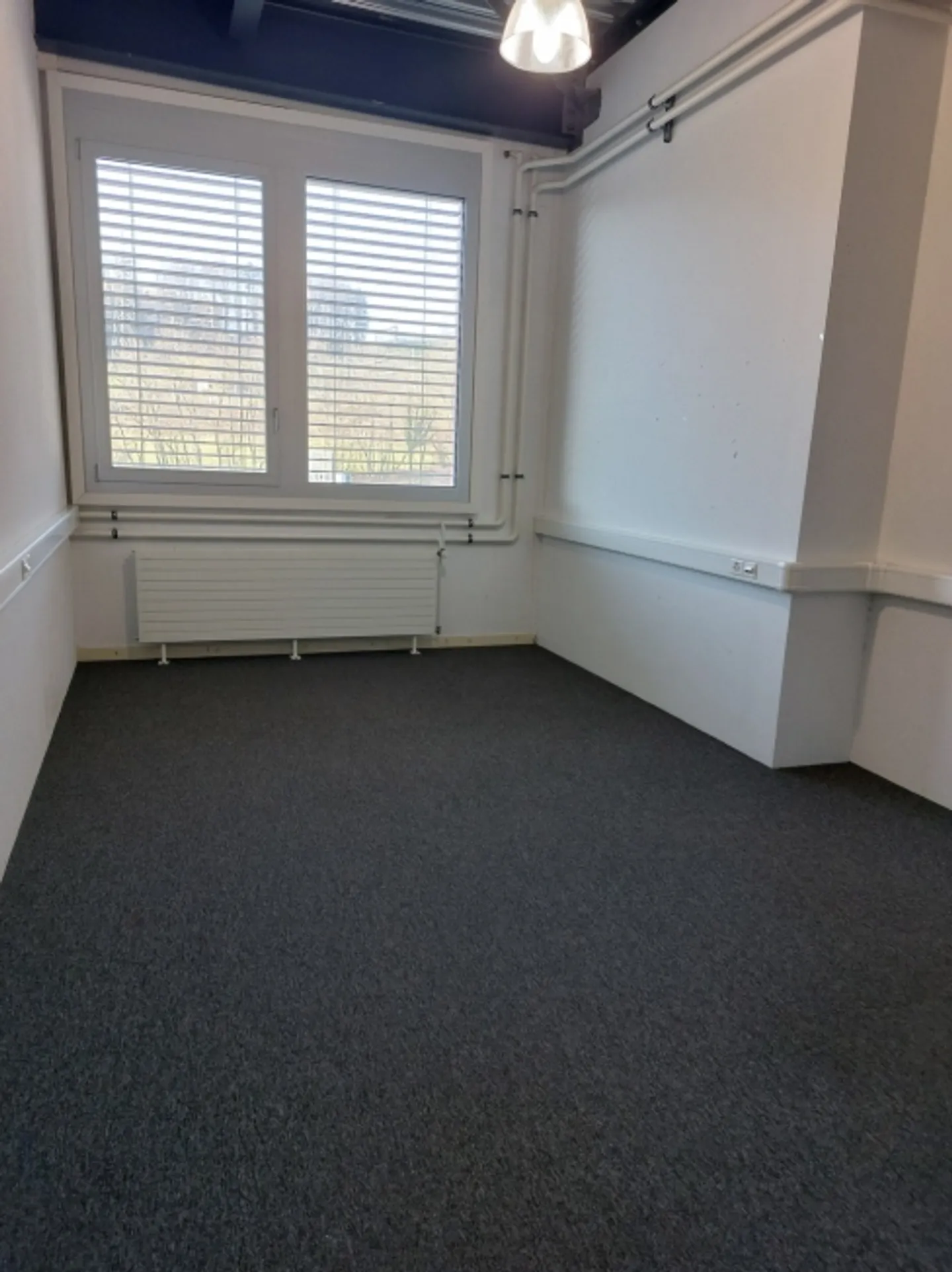 Warehouse 1176m2 + Office 560m2 - Access for Trucks/Delivery Vans - Near the Highway - Photo 6 of 8