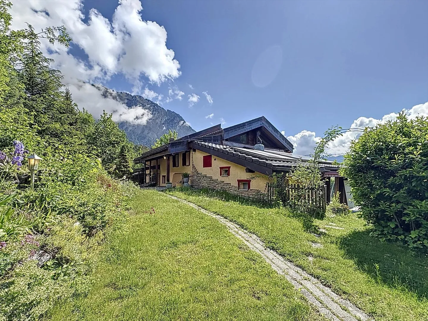 Magnifica villa indipendente con vista panoramica e assoluta tranquillità a Chamoson - Foto 1 di 11