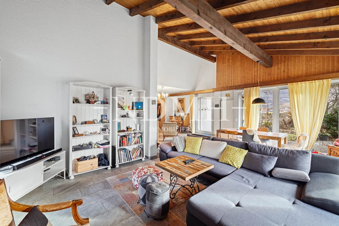 Spacious villa with two apartments - Photo 2 of 12