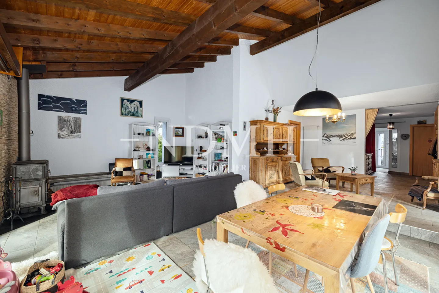 Spacious villa with two apartments - Photo 1 of 12