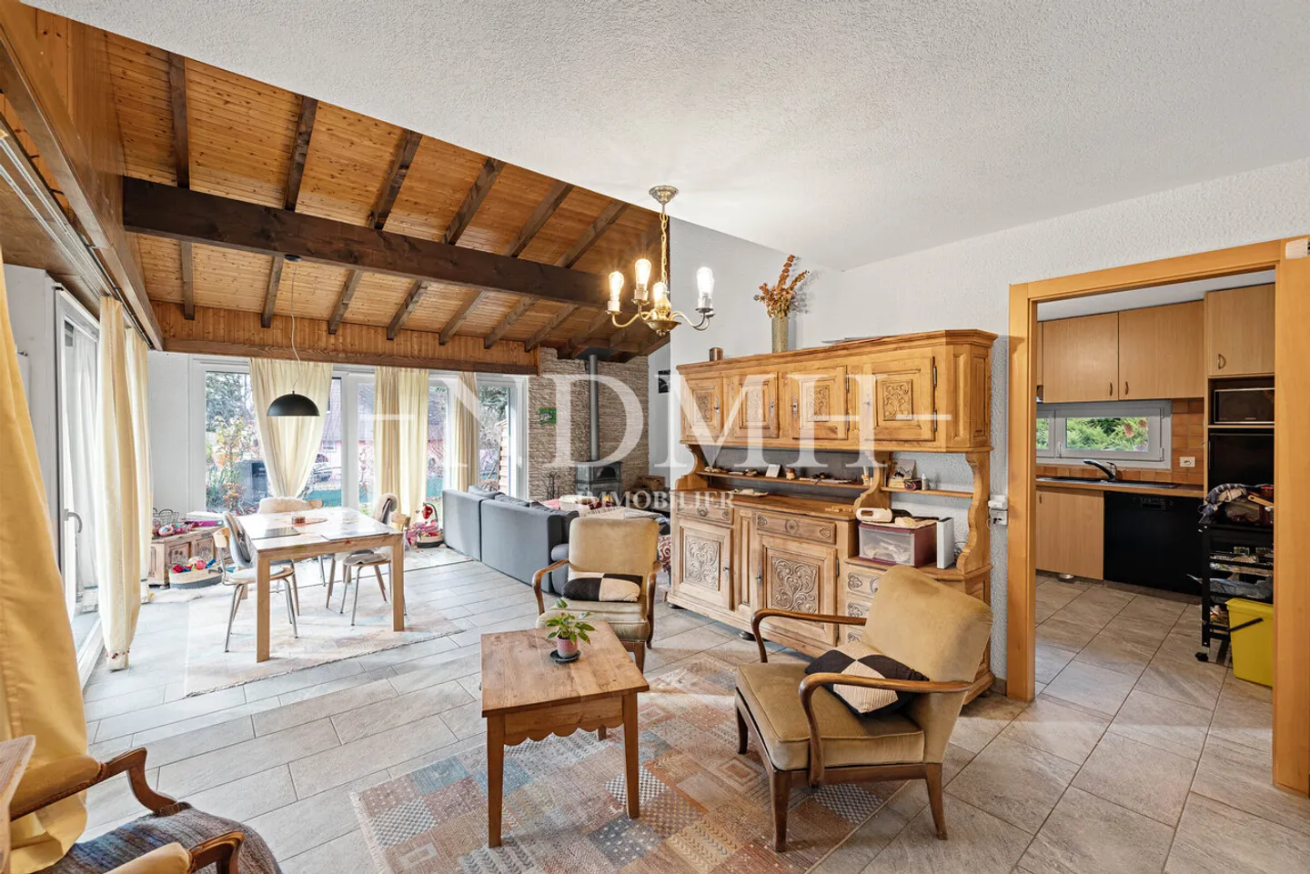 Spacious villa with two apartments - Photo 3 of 12