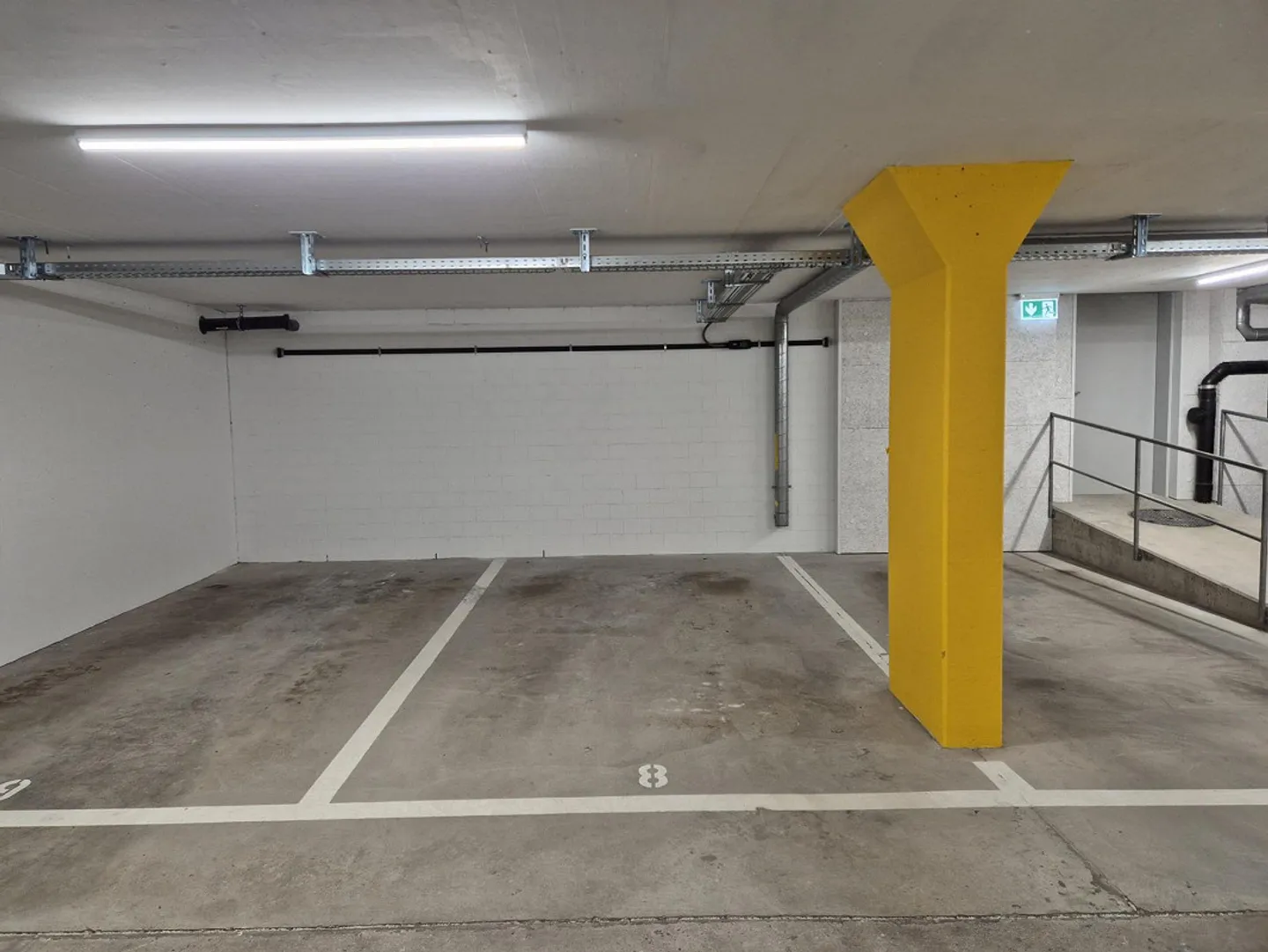 Places de parking dans un garage moderne - Photo 2 sur 2