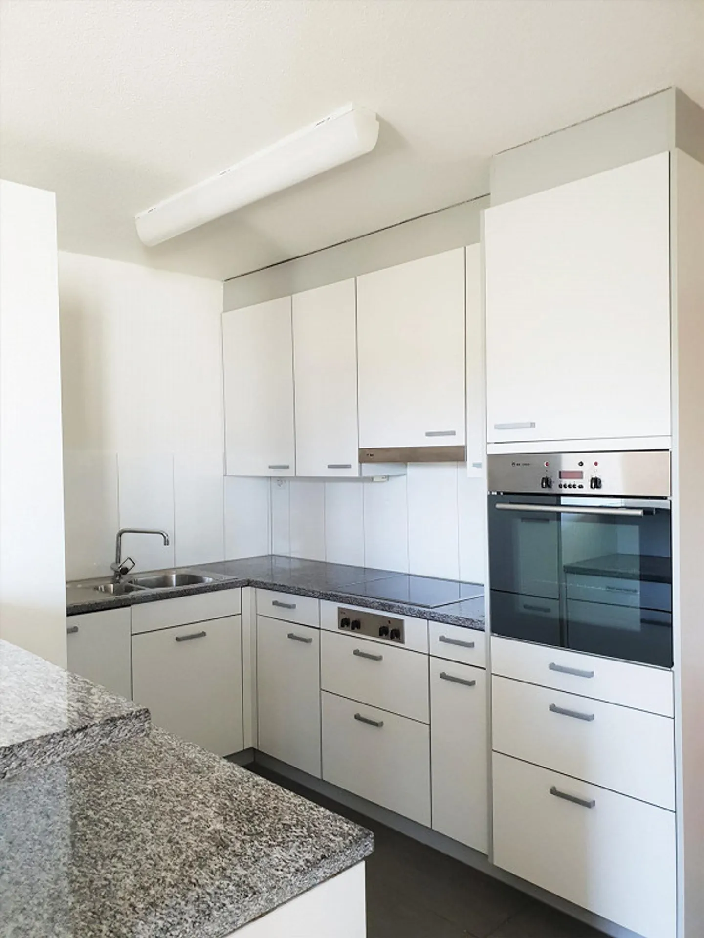 RENT WITHOUT DEPOSIT - Spacious apartment in a quiet hillside location - Photo 3 of 9