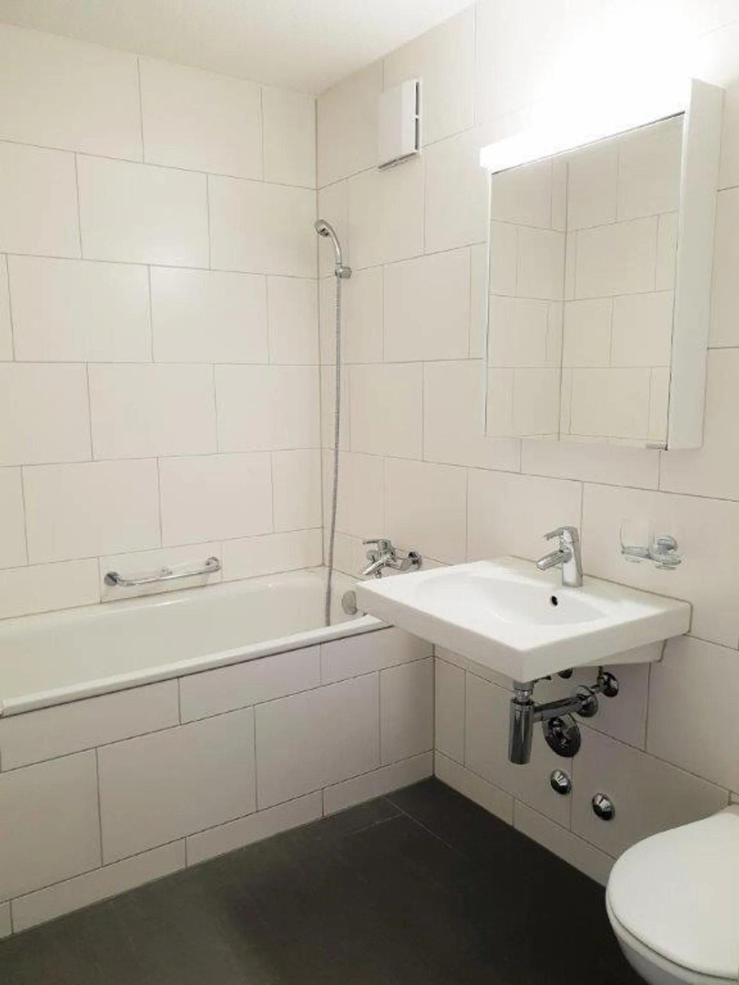 RENT WITHOUT DEPOSIT - Spacious apartment in a quiet hillside location - Photo 4 of 9