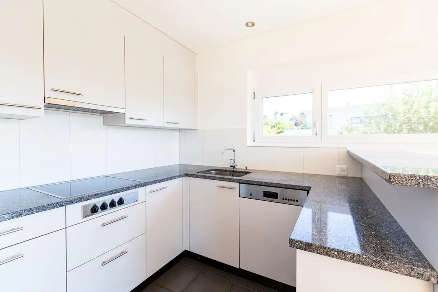 Appartement lumineux de 3,5 pièces avec grand balcon - Photo 1 sur 8