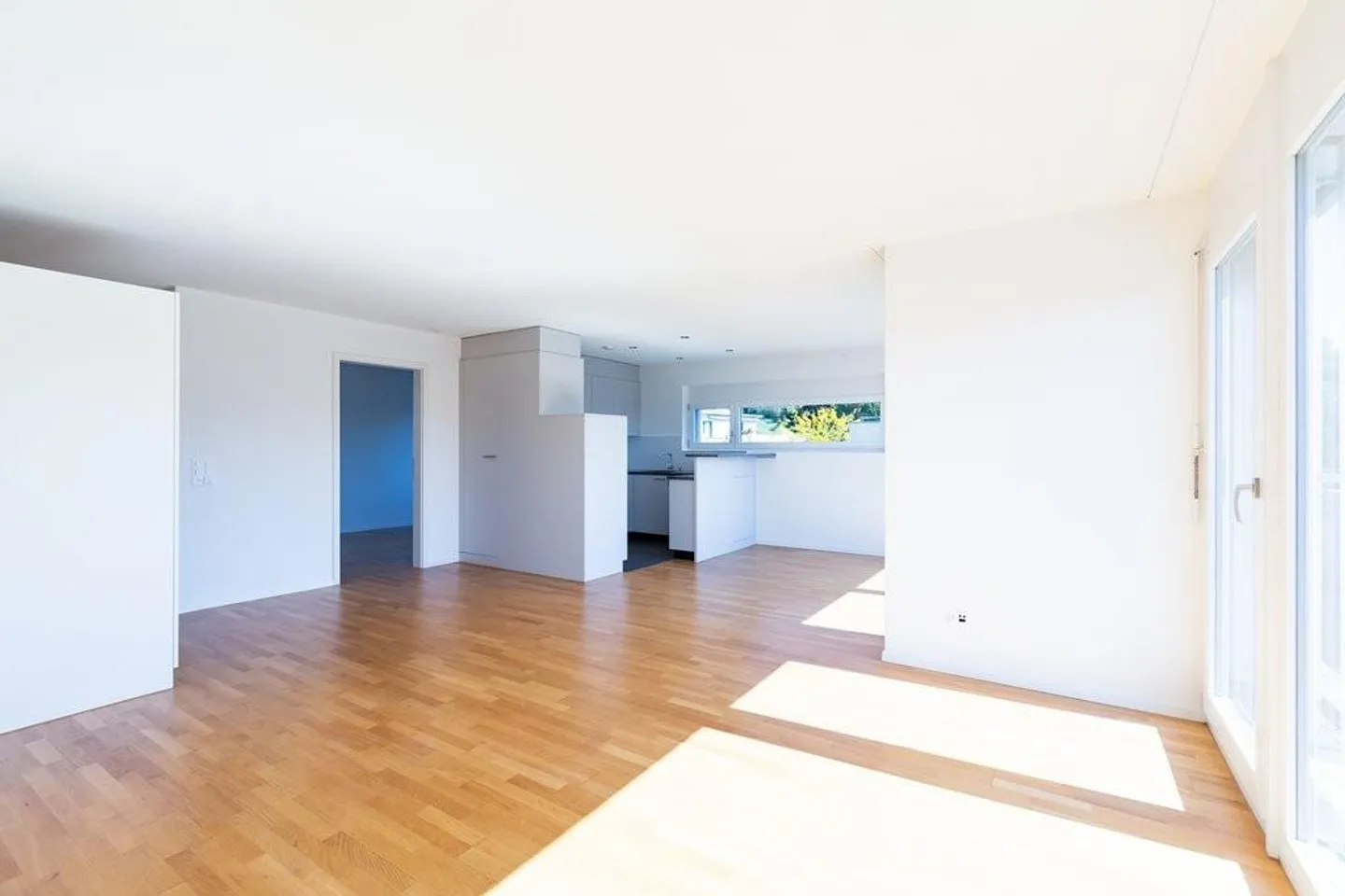 Appartement lumineux de 3,5 pièces avec grand balcon - Photo 3 sur 8