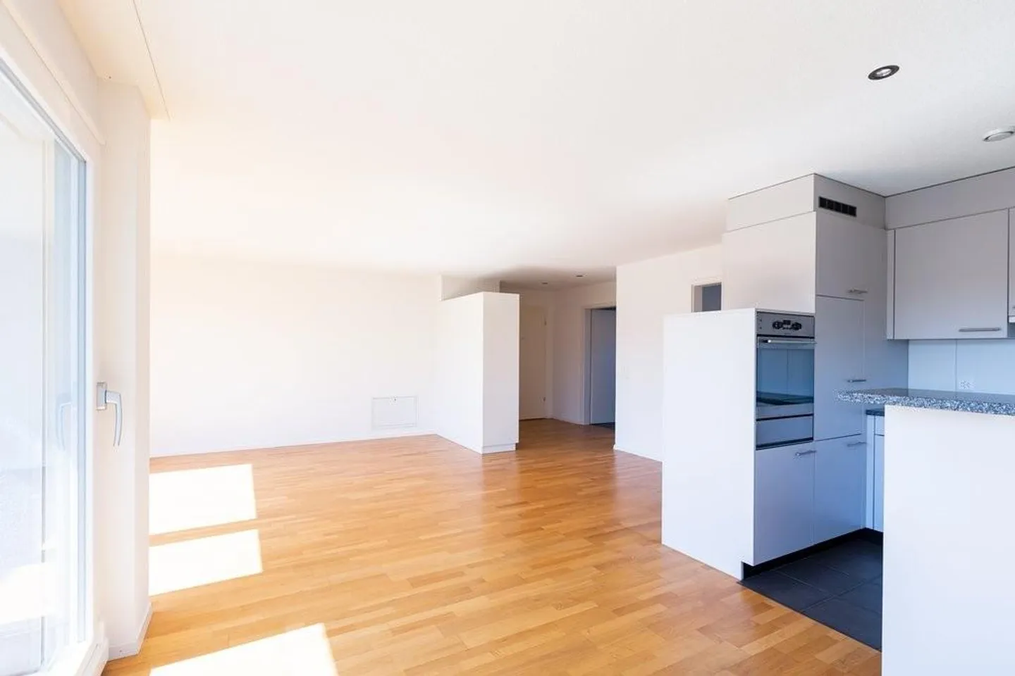 Appartement lumineux de 3,5 pièces avec grand balcon - Photo 2 sur 8