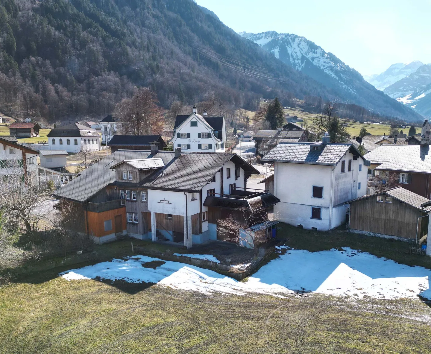 Maison familiale jumelée de rêve dans un emplacement magnifique et calme à Diesbach GL - Photo 4 sur 21