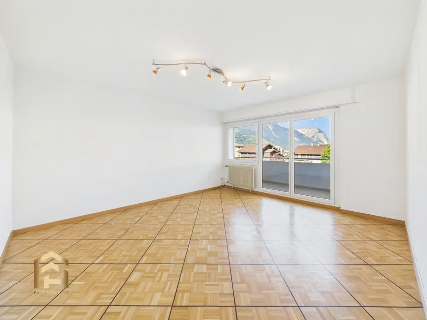 Centrally located 4.5 room apartment with balcony and garden seating area - Photo 3 of 13