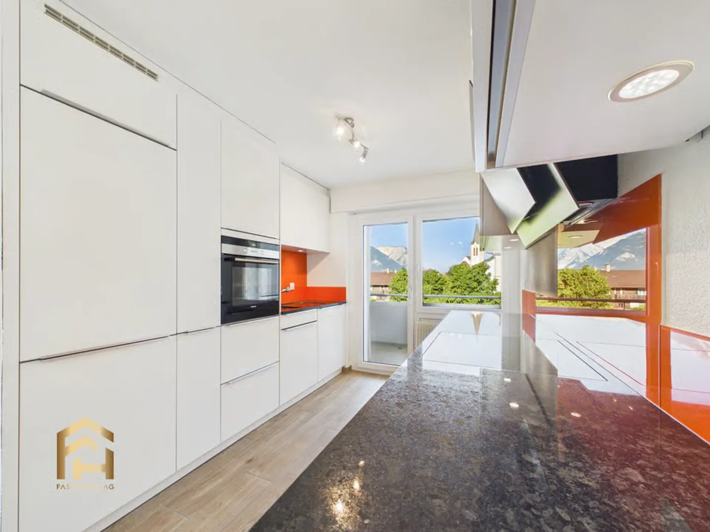 Centrally located 4.5 room apartment with balcony and garden seating area - Photo 1 of 13