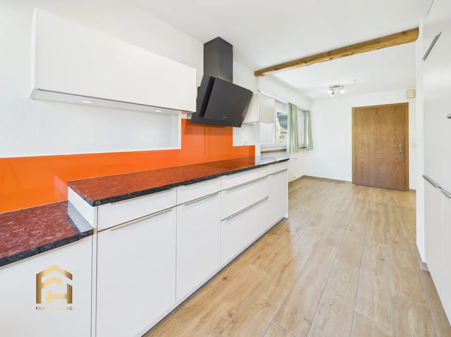 Centrally located 4.5 room apartment with balcony and garden seating area - Photo 2 of 13