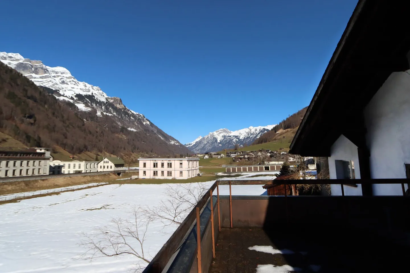 Maison familiale jumelée de rêve dans un emplacement magnifique et calme à Diesbach GL - Photo 5 sur 21
