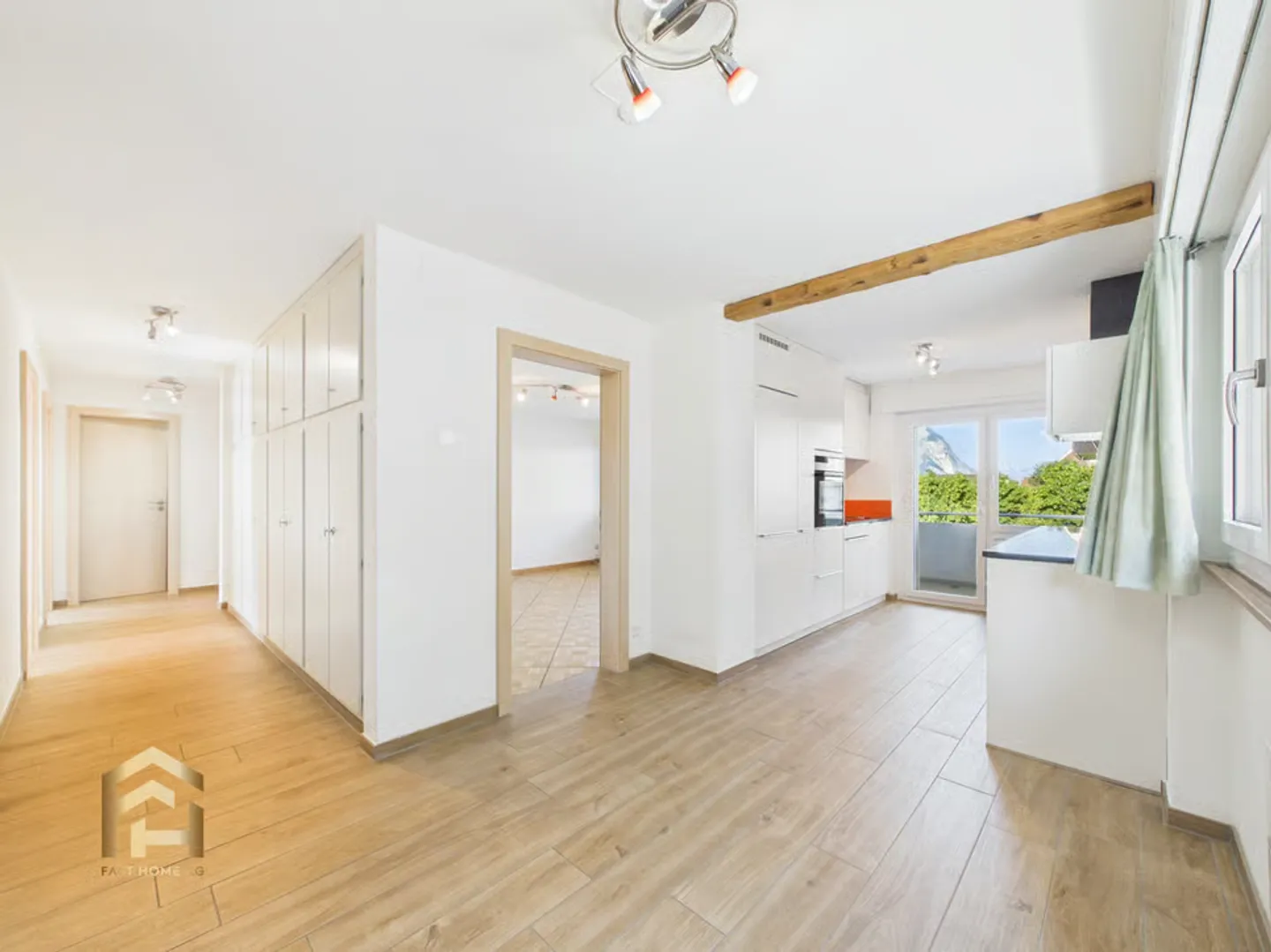 Centrally located 4.5 room apartment with balcony and garden seating area - Photo 9 of 13