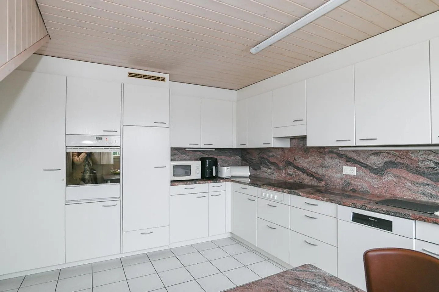 Appartamento spazioso con tre balconi in una posizione vicina alla città e alla natura - Foto 6 di 13