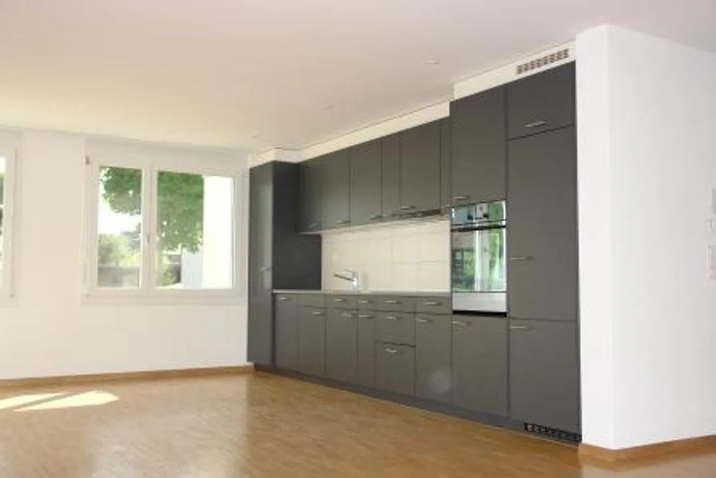 Large balcony with a view of greenery - Photo 2 of 9