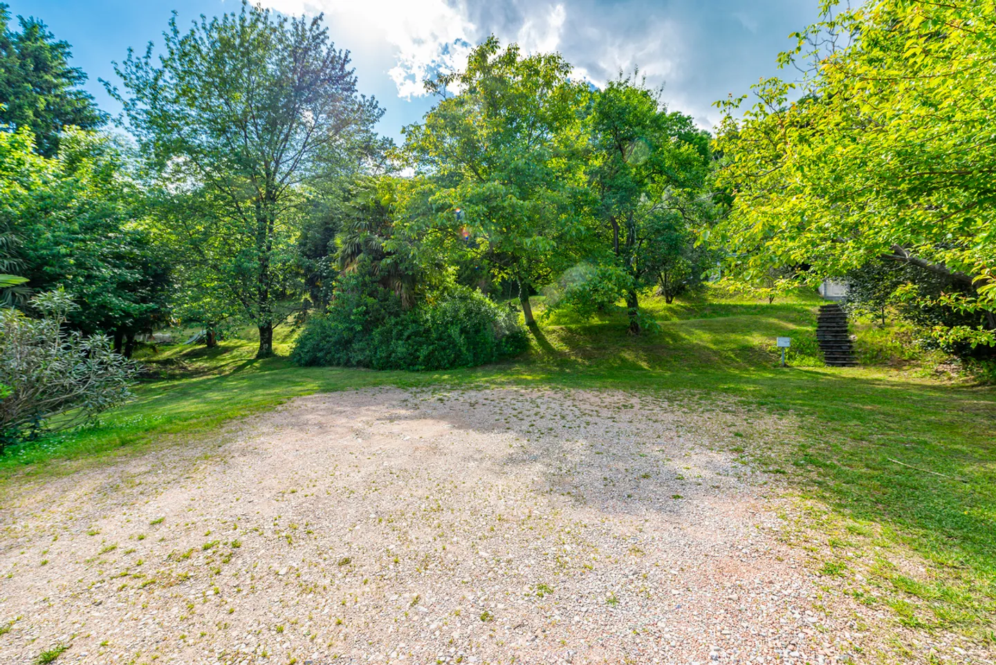 Large building plot in residential area - Photo 3 of 4