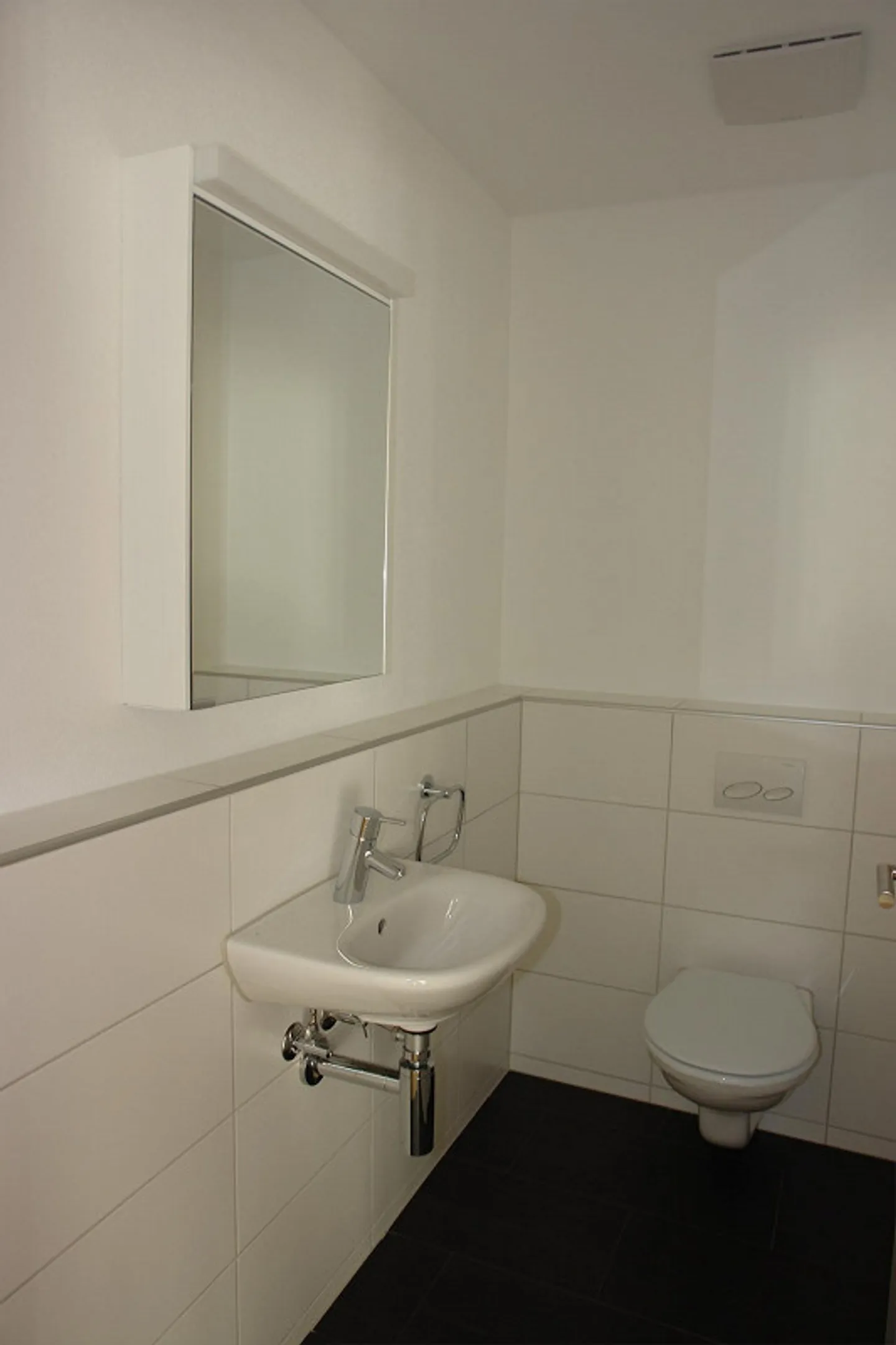 Large balcony with a view of greenery - Photo 4 of 9