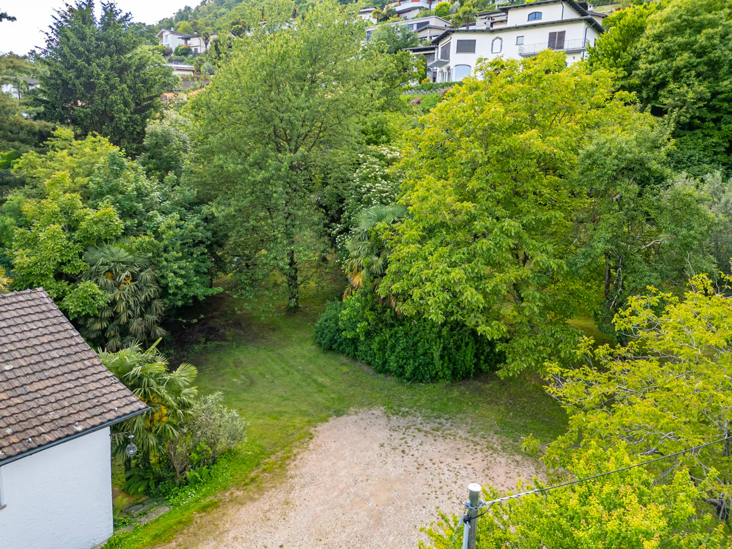 Large building plot in residential area - Photo 4 of 4