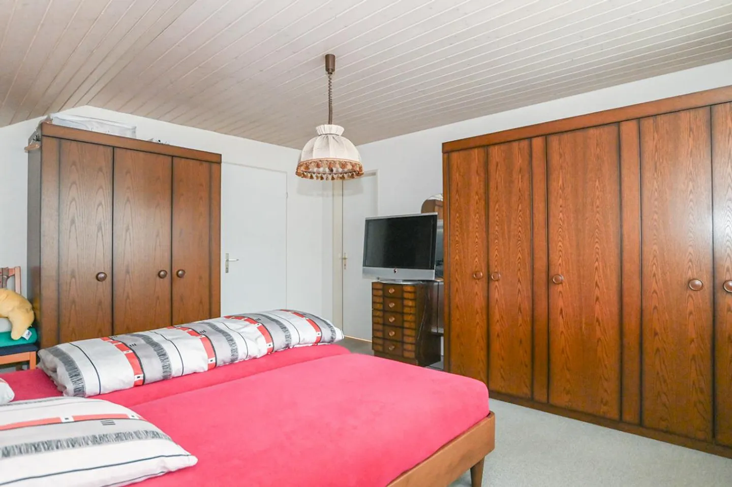 Appartamento spazioso con tre balconi in una posizione vicina alla città e alla natura - Foto 8 di 13