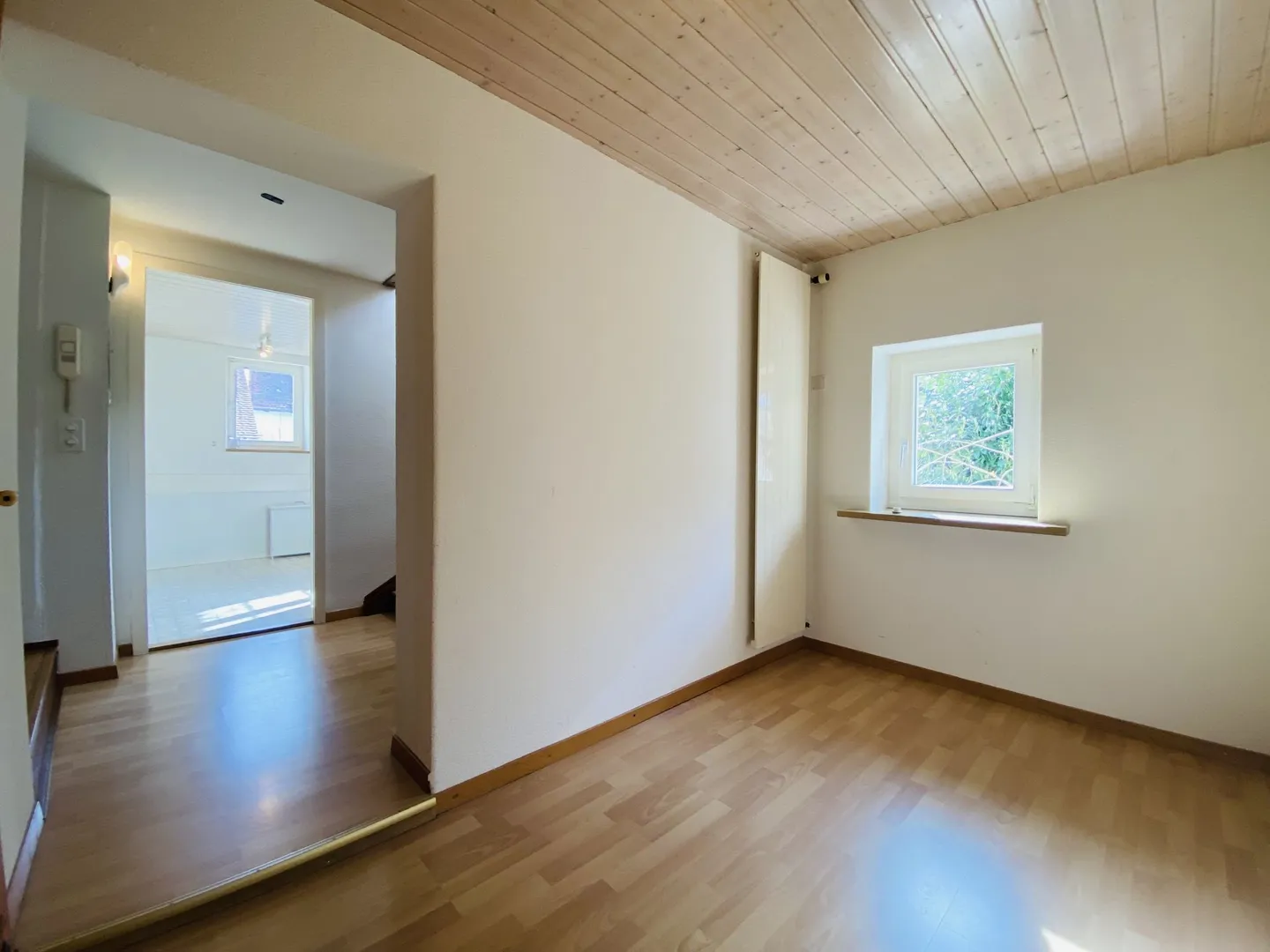 Appartement rustique avec place de parking, grenier et coin salon dans le jardin - Photo 5 sur 13